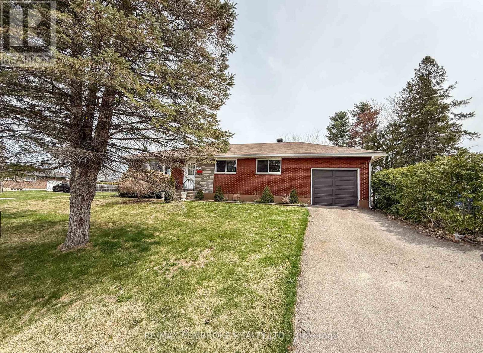 289 Patricia Avenue, Pembroke, Ontario  K8A 2B9 - Photo 2 - X12121031