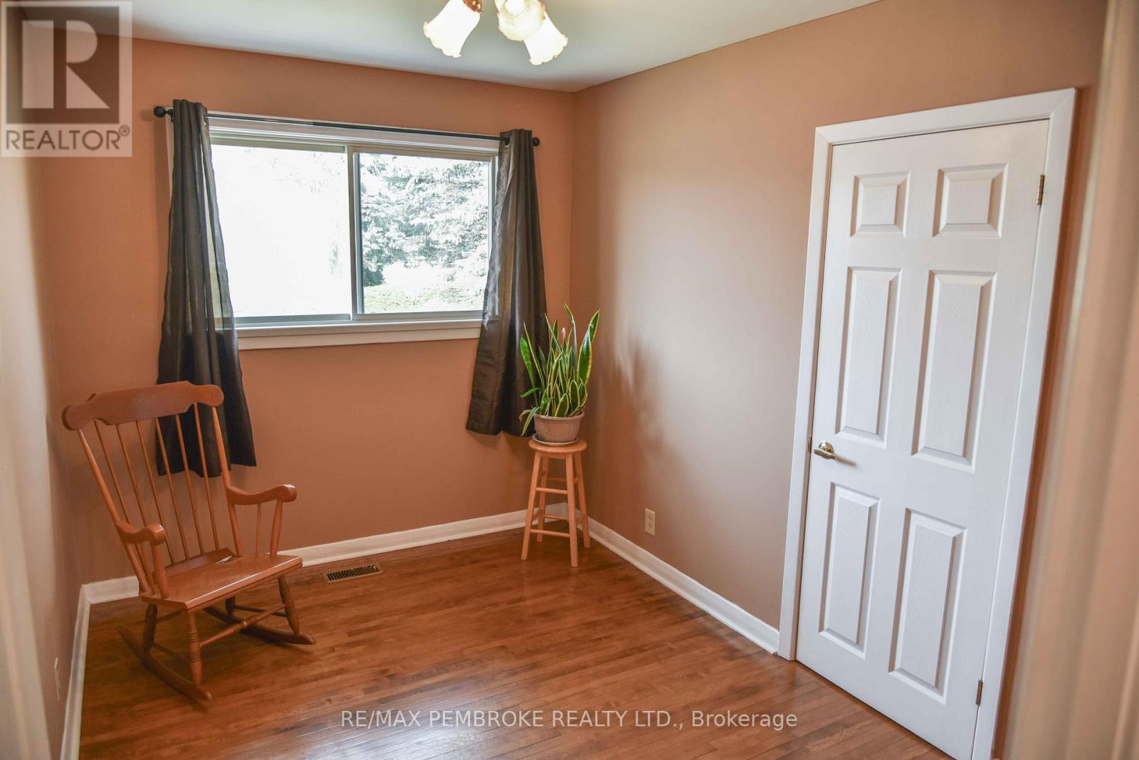 289 Patricia Avenue, Pembroke, Ontario  K8A 2B9 - Photo 31 - X12121031