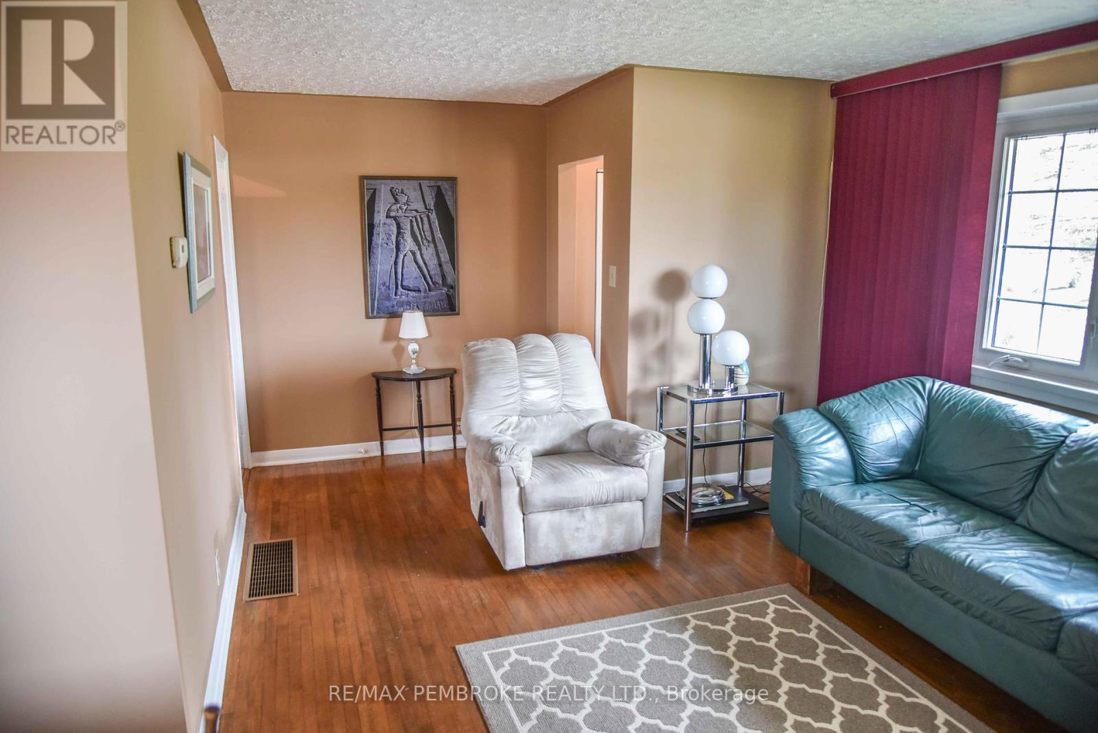 289 Patricia Avenue, Pembroke, Ontario  K8A 2B9 - Photo 9 - X12121031