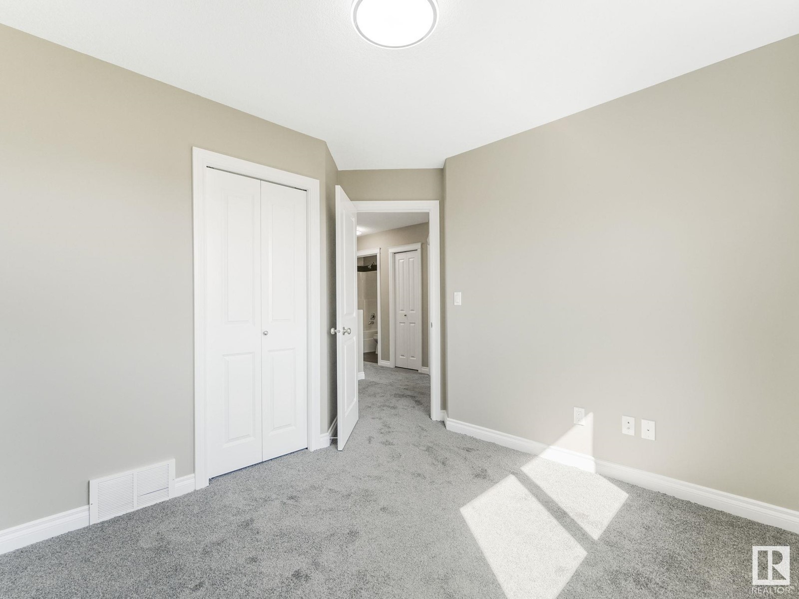 Property at 108 LAMPLIGHT DR image 4