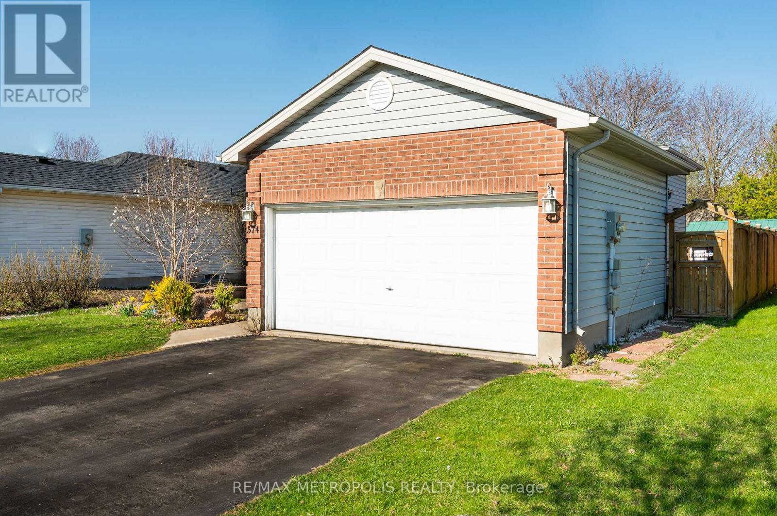 Property at 574 TALLTREE CRESCENT image 2