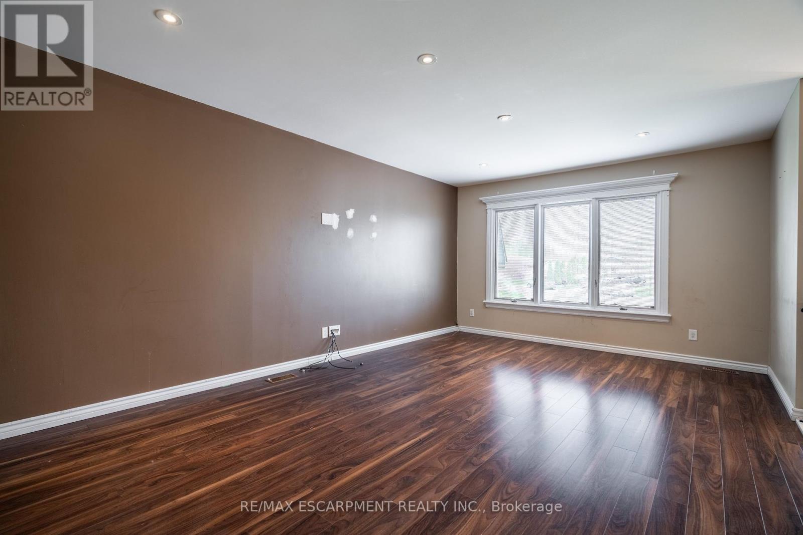 7623 Rainbow Crescent, Niagara Falls (Marineland), Ontario  L2G 7K5 - Photo 3 - X12120987