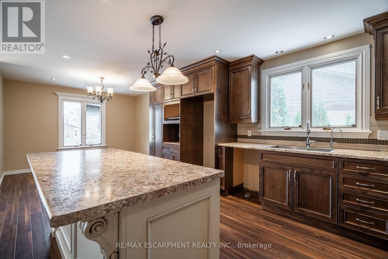 7623 Rainbow Crescent, Niagara Falls (Marineland), Ontario  L2G 7K5 - Photo 7 - X12120987