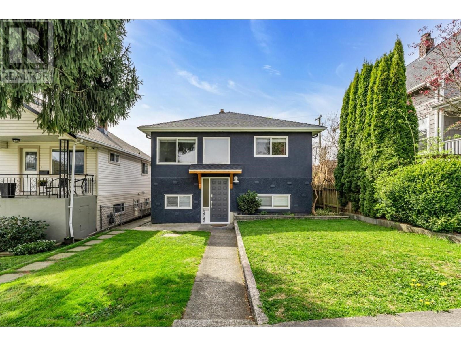 2942 E Georgia Street, Vancouver, British Columbia  V5K 2K6 - Photo 1 - R2997560