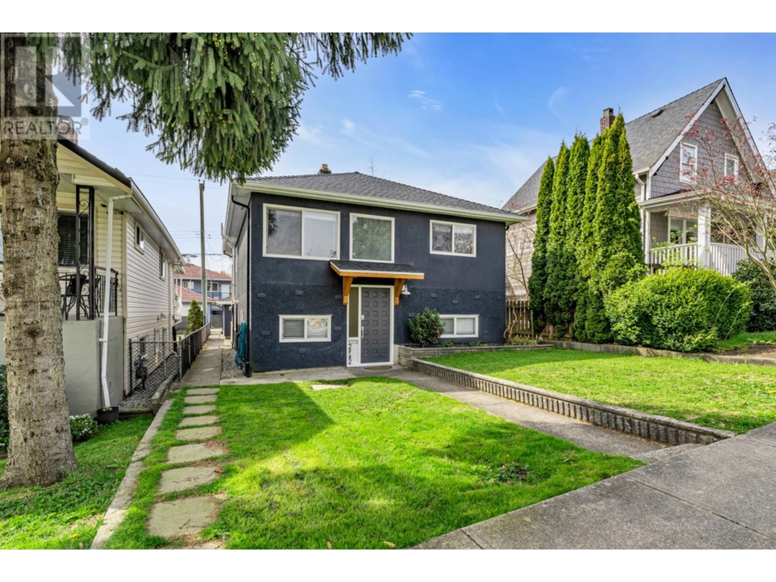 2942 E Georgia Street, Vancouver, British Columbia  V5K 2K6 - Photo 2 - R2997560