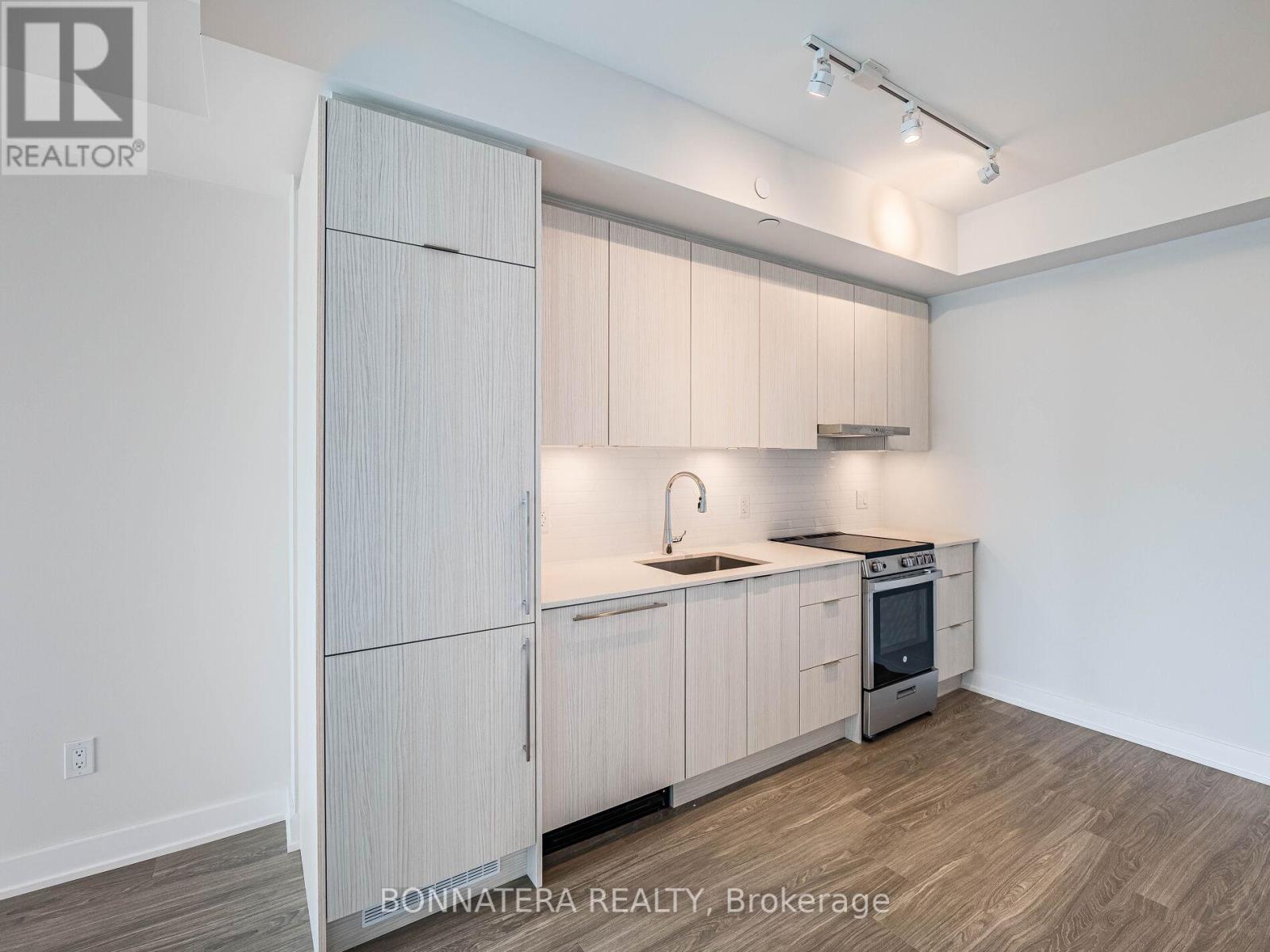 1702 - 430 Square One Drive, Mississauga, Ontario  L5B 0L6 - Photo 19 - W12107813