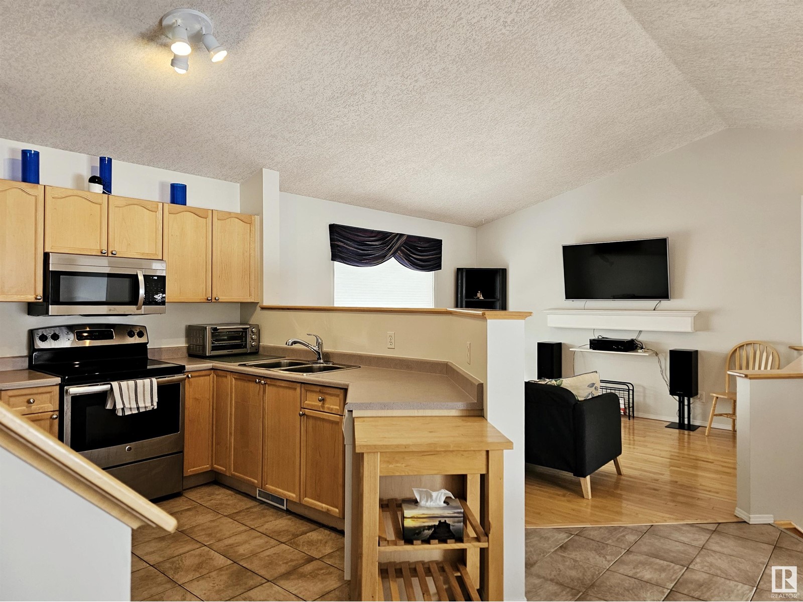 Property at 49 DOUCETTE PL image 4