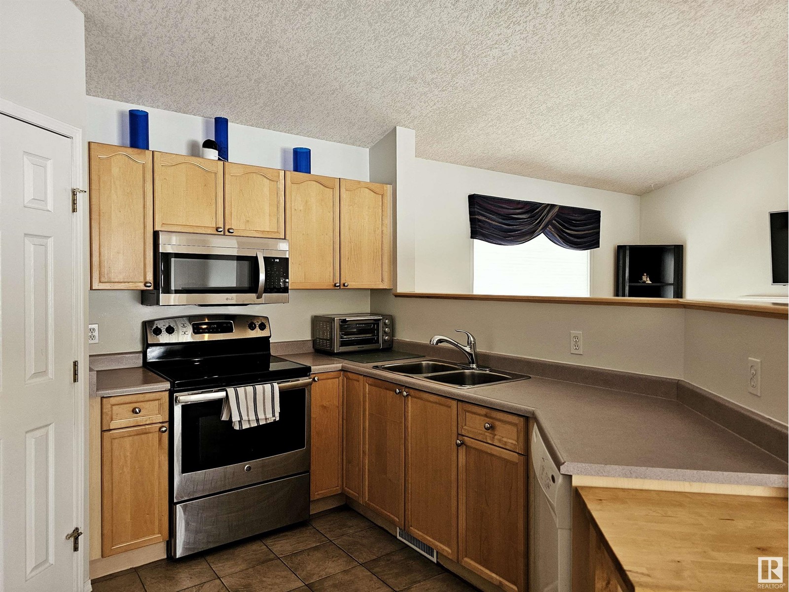 Property at 49 DOUCETTE PL image 5
