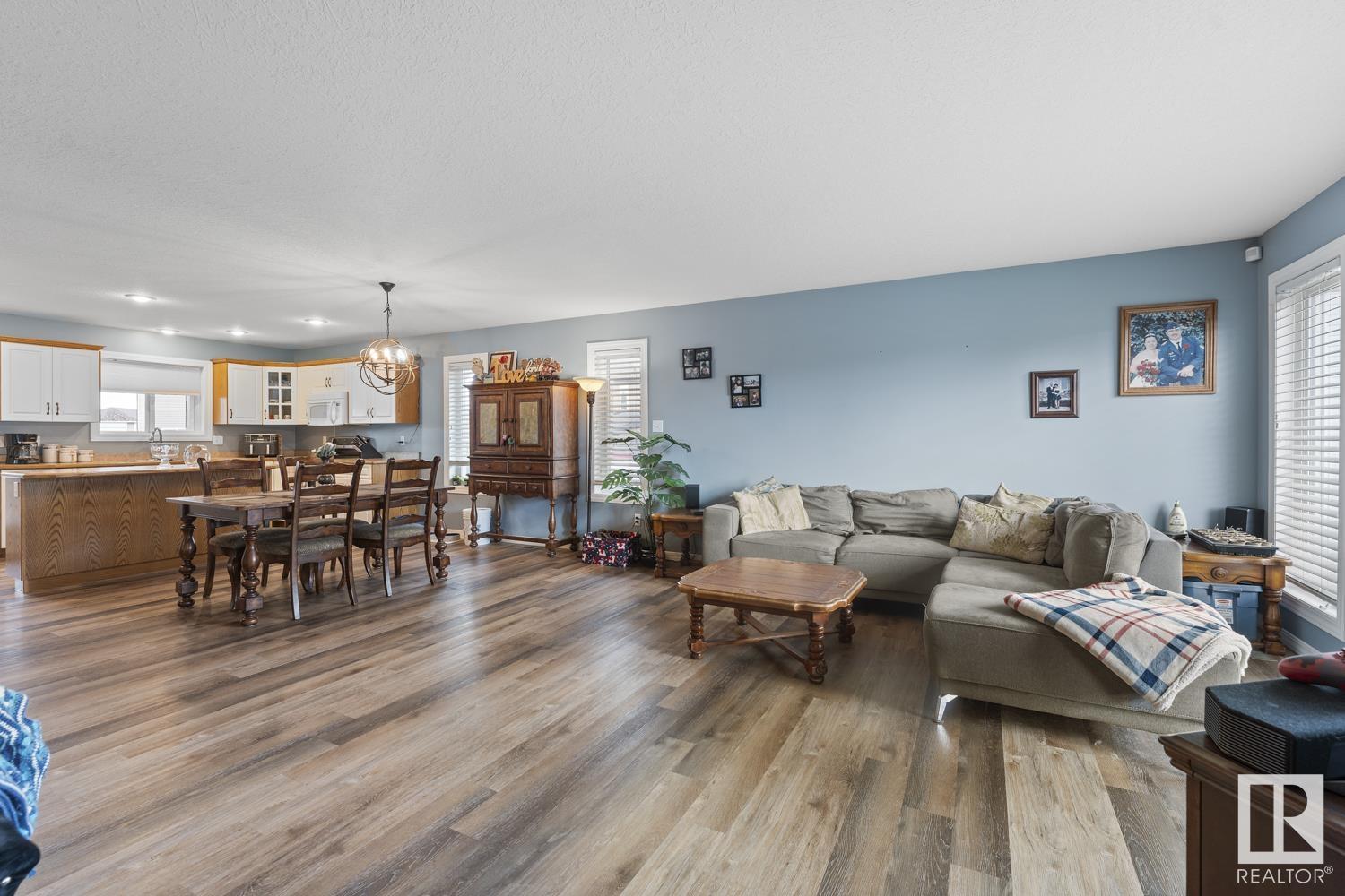 Property at 613 Willow CR image 2