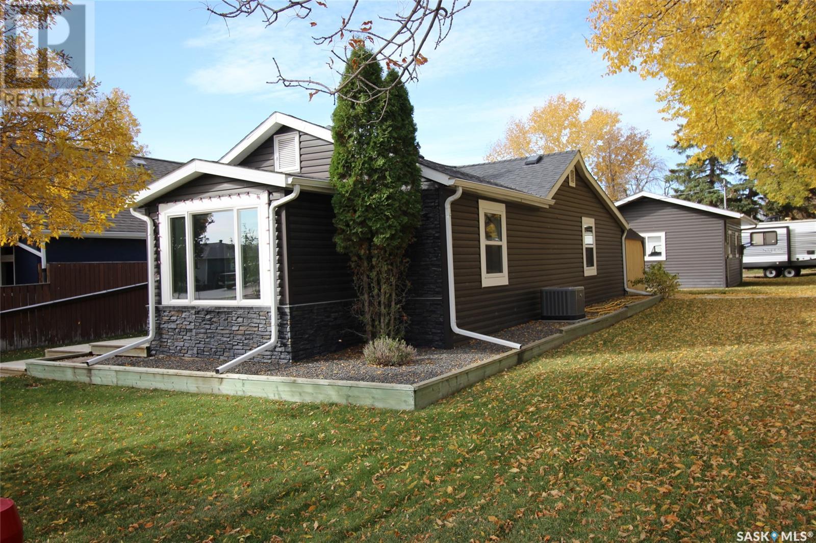 Property at 387 3rd AVENUE E image 1