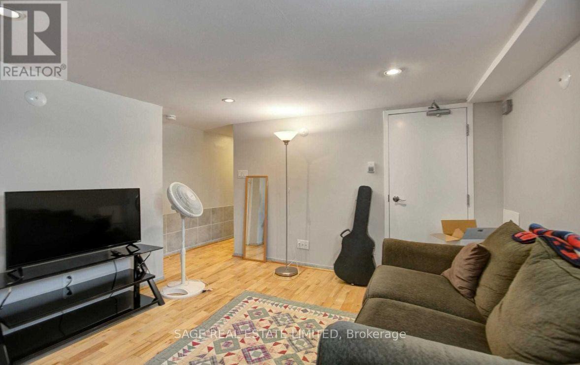 Lower - 325 Lippincott Street, Toronto, Ontario  M5S 2P6 - Photo 11 - C12121070