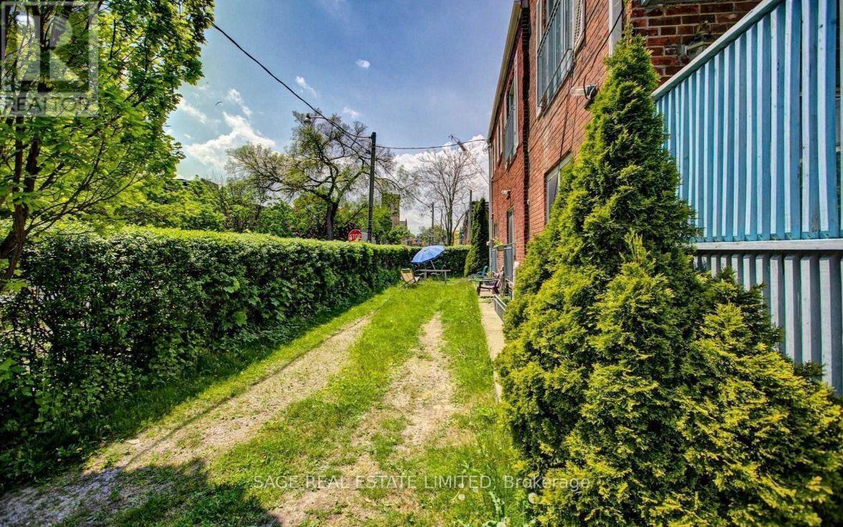 Lower - 325 Lippincott Street, Toronto, Ontario  M5S 2P6 - Photo 16 - C12121070