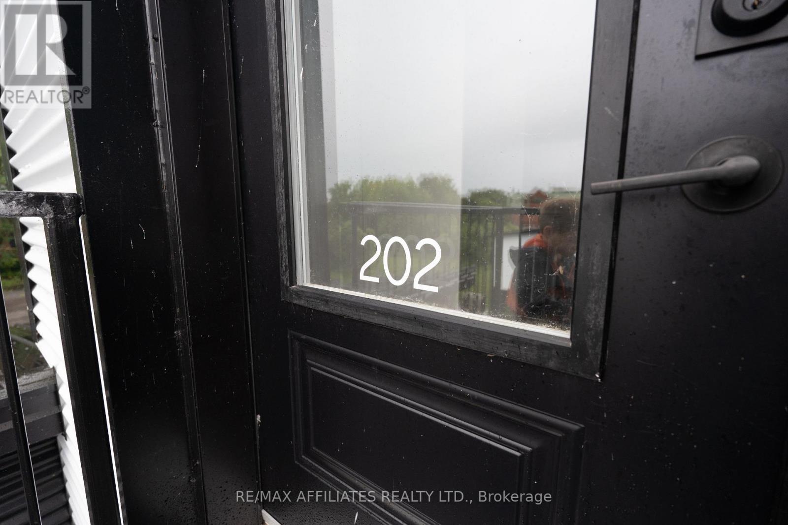 202 - 26 First Street W, Cornwall, Ontario  K6J 1B9 - Photo 3 - X12121132