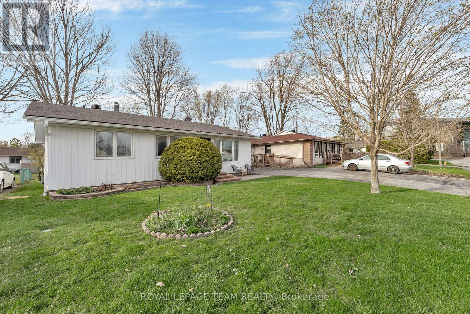 1443 Rainbow Crescent, Ottawa, Ontario  K1J 8E3 - Photo 3 - X12121177