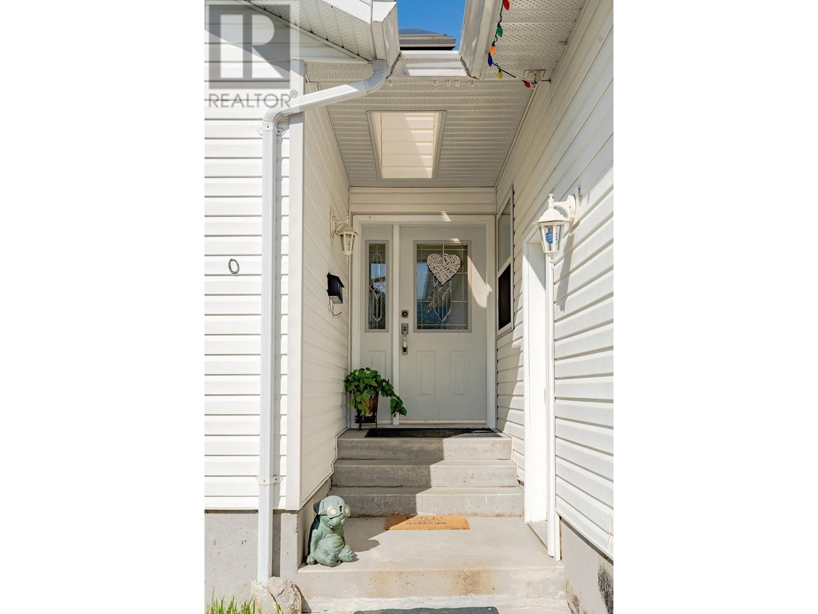 860 7th Avenue, Castlegar, British Columbia  V1N 1R9 - Photo 5 - 10344981
