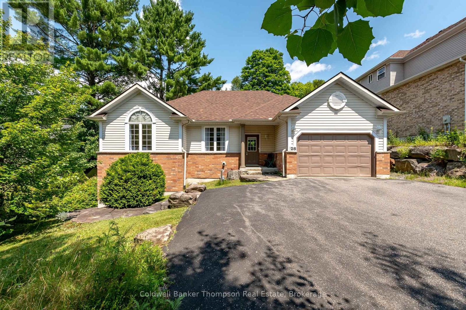 <div class="slider-price">$729,900</div><p>28 Kirbys Way, Huntsville, Ontario</p>
