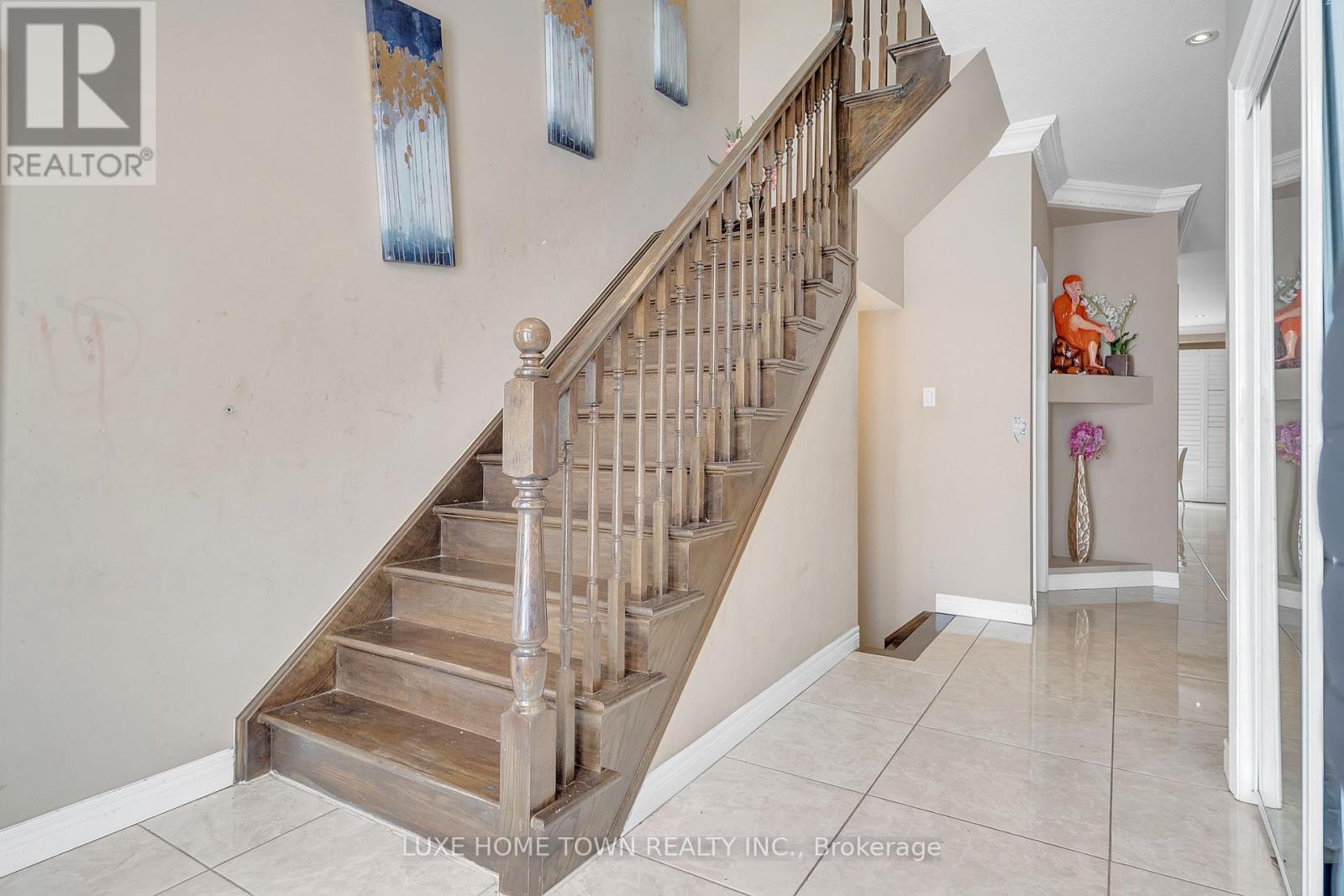 Property at 36 CHARTWELL CIRCLE image 4