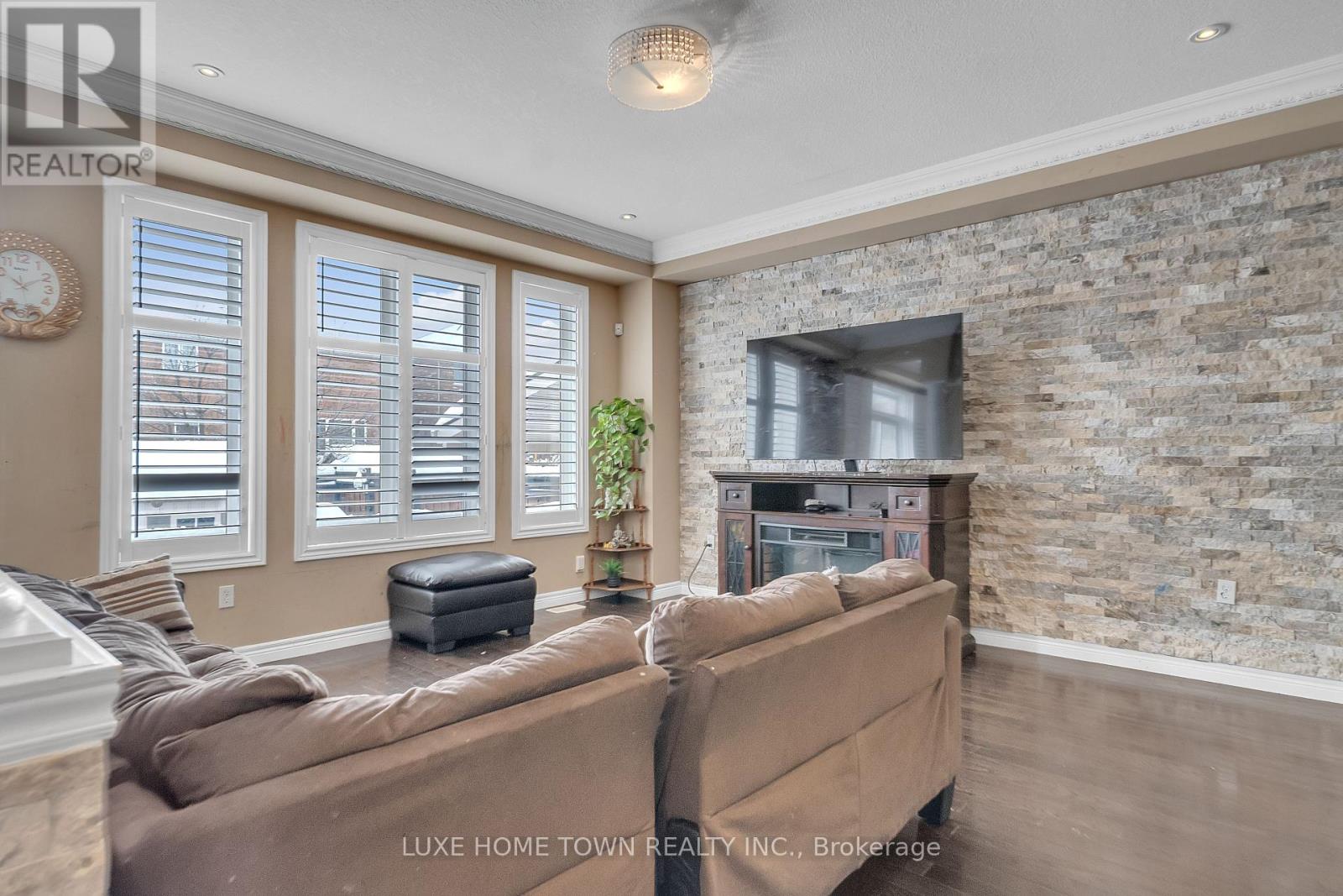 Property at 36 CHARTWELL CIRCLE image 5