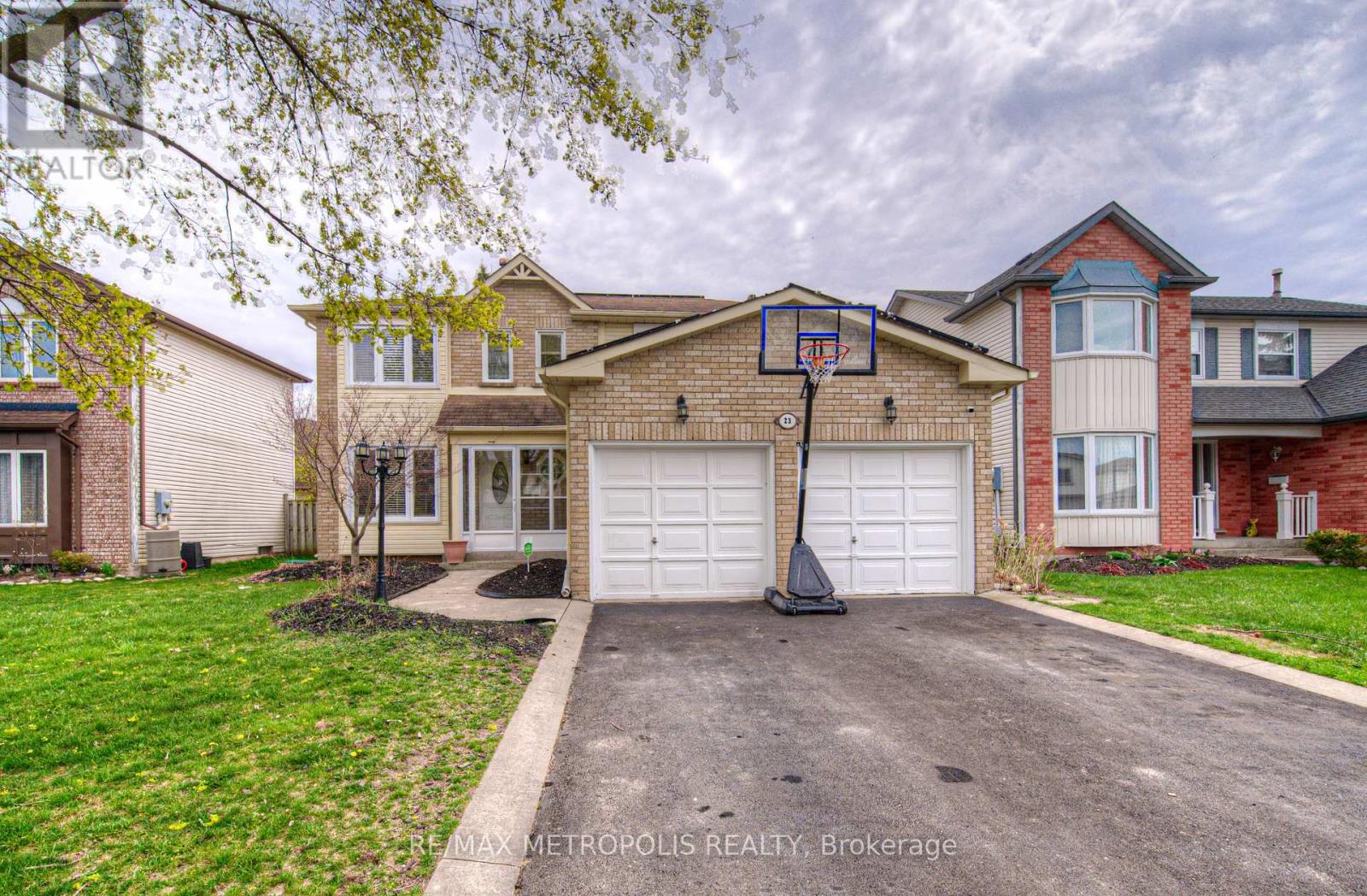 23 Glenvalley Drive, Cambridge, Ontario  N1T 1P3 - Photo 1 - X12121071