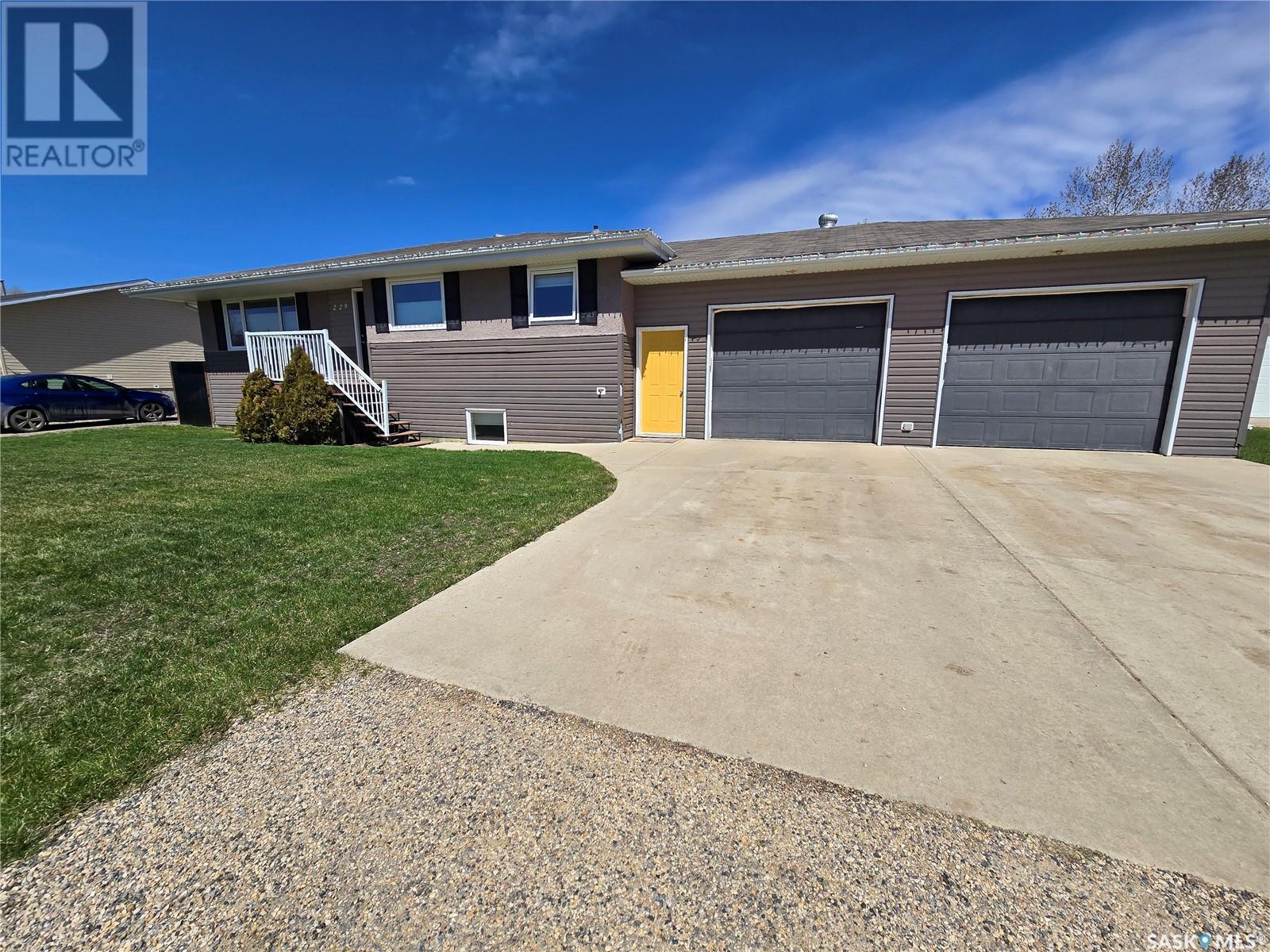 229 3rd Street, North Weyburn, Saskatchewan  S0C 1X0 - Photo 2 - SK004494