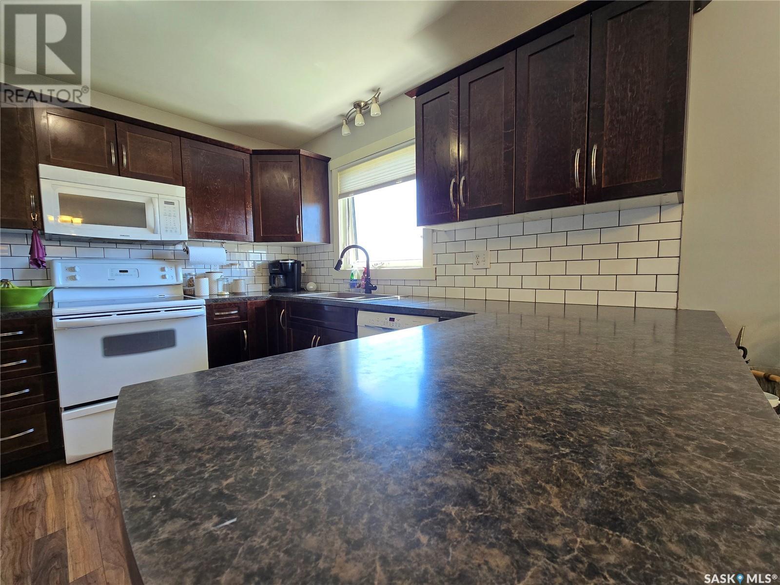 229 3rd Street, North Weyburn, Saskatchewan  S0C 1X0 - Photo 3 - SK004494