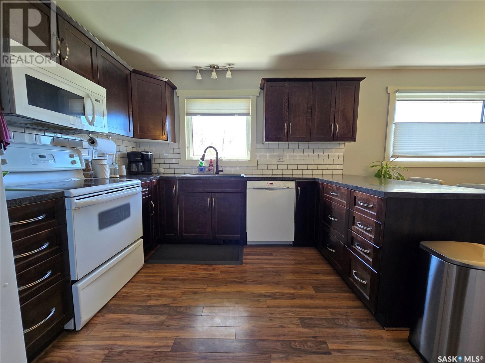 229 3rd Street, North Weyburn, Saskatchewan  S0C 1X0 - Photo 4 - SK004494