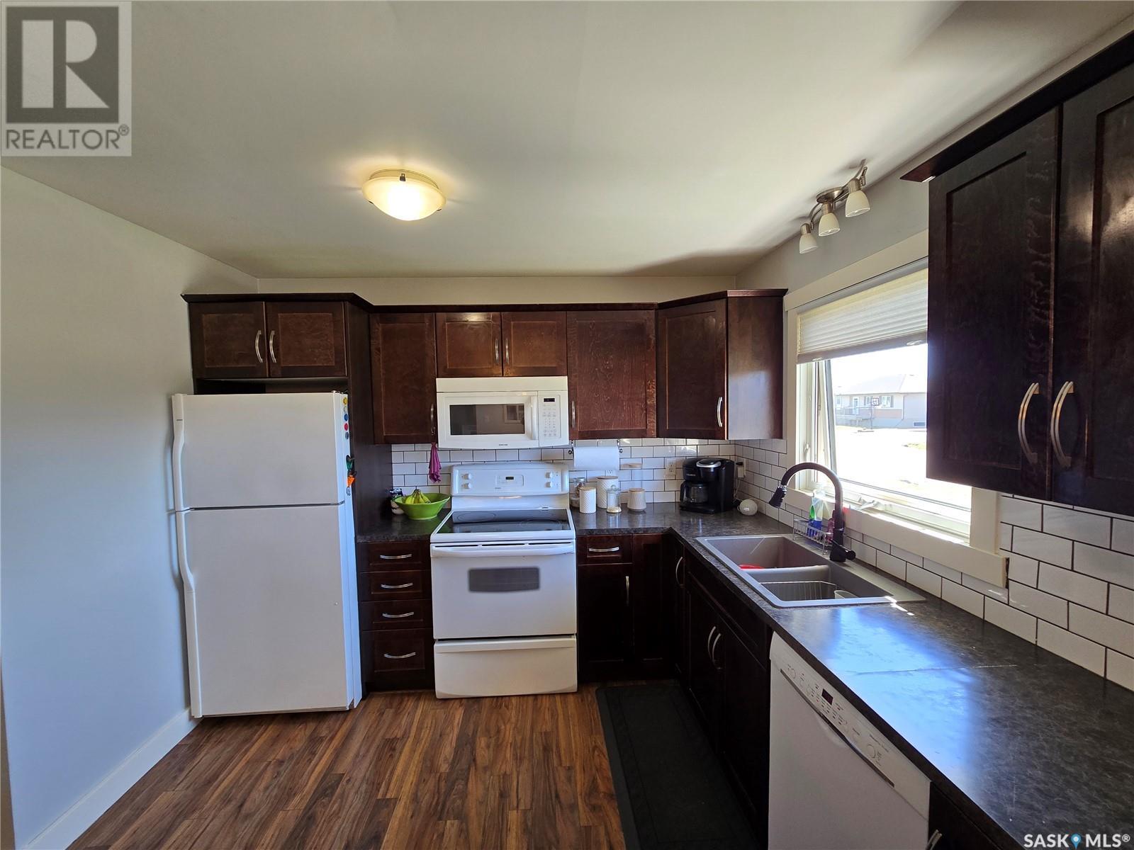 229 3rd Street, North Weyburn, Saskatchewan  S0C 1X0 - Photo 6 - SK004494