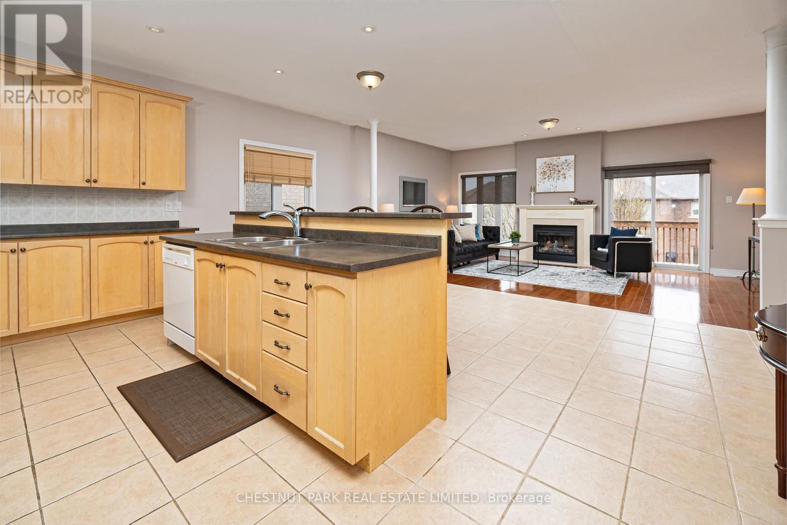 174 Sawmill Valley Drive, Newmarket, Ontario  L3X 2V7 - Photo 4 - N12121211