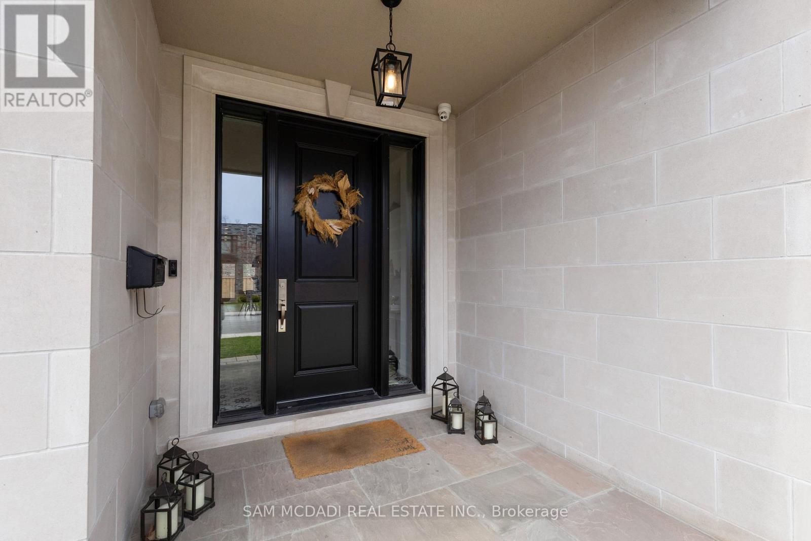 4 Iroquois Avenue, Mississauga, Ontario  L5G 1M6 - Photo 2 - W12117495