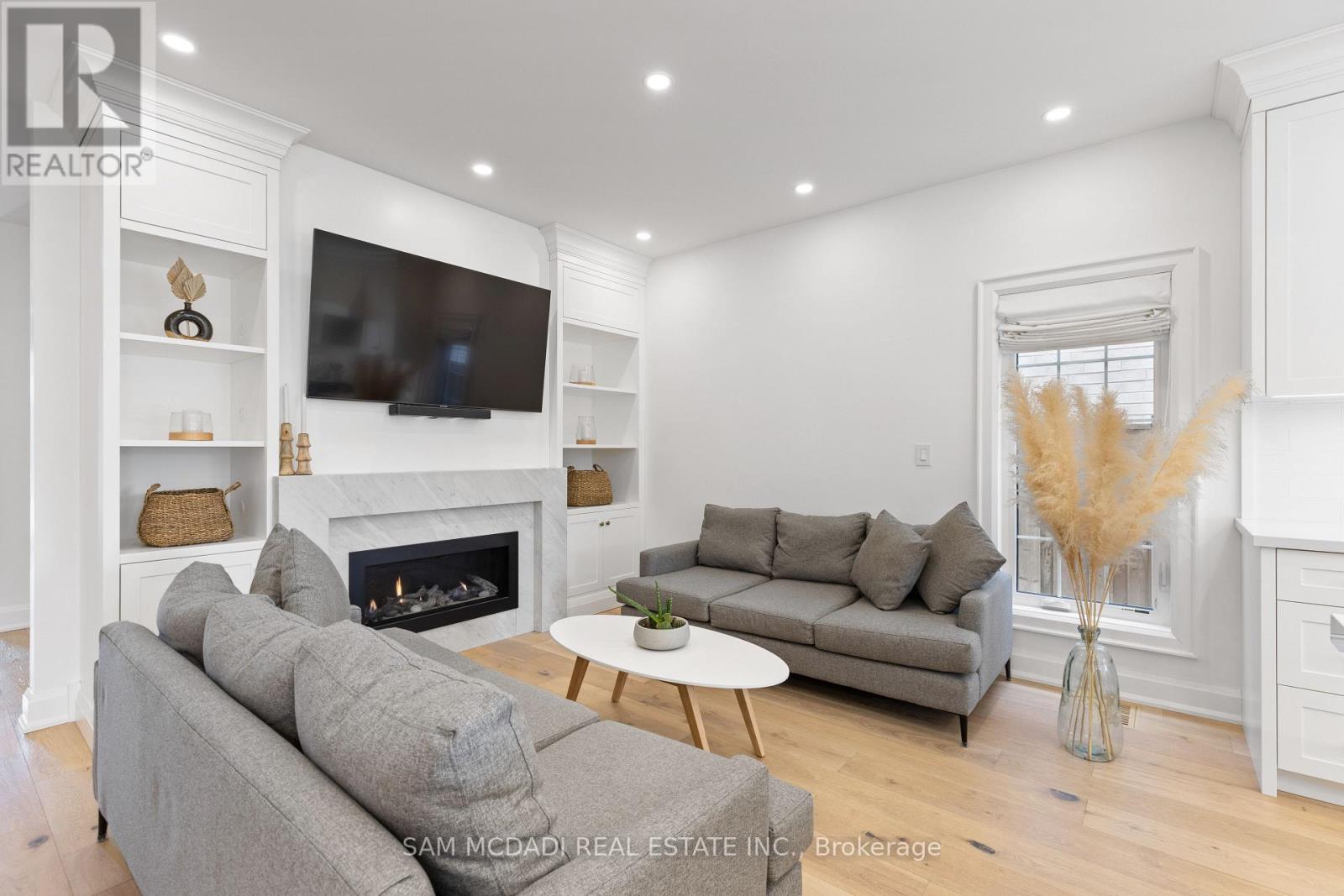 4 Iroquois Avenue, Mississauga, Ontario  L5G 1M6 - Photo 6 - W12117495
