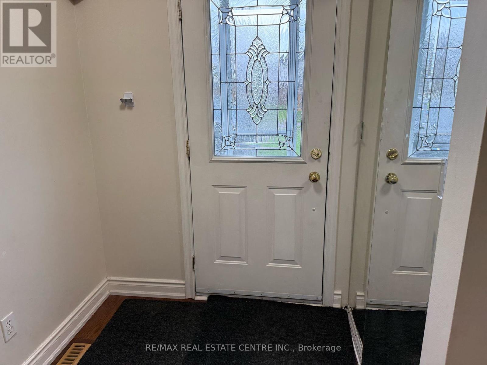 3151 Jessica Court, Mississauga, Ontario  L5C 1X7 - Photo 2 - W12121216