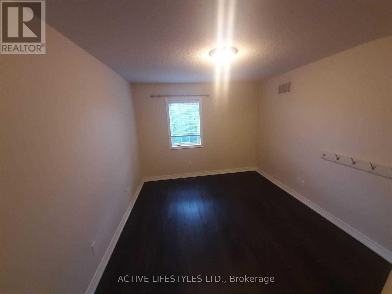626 Garibaldi Common Close, Burlington (Shoreacres), Ontario  L7L 0E2 - Photo 4 - W12121243