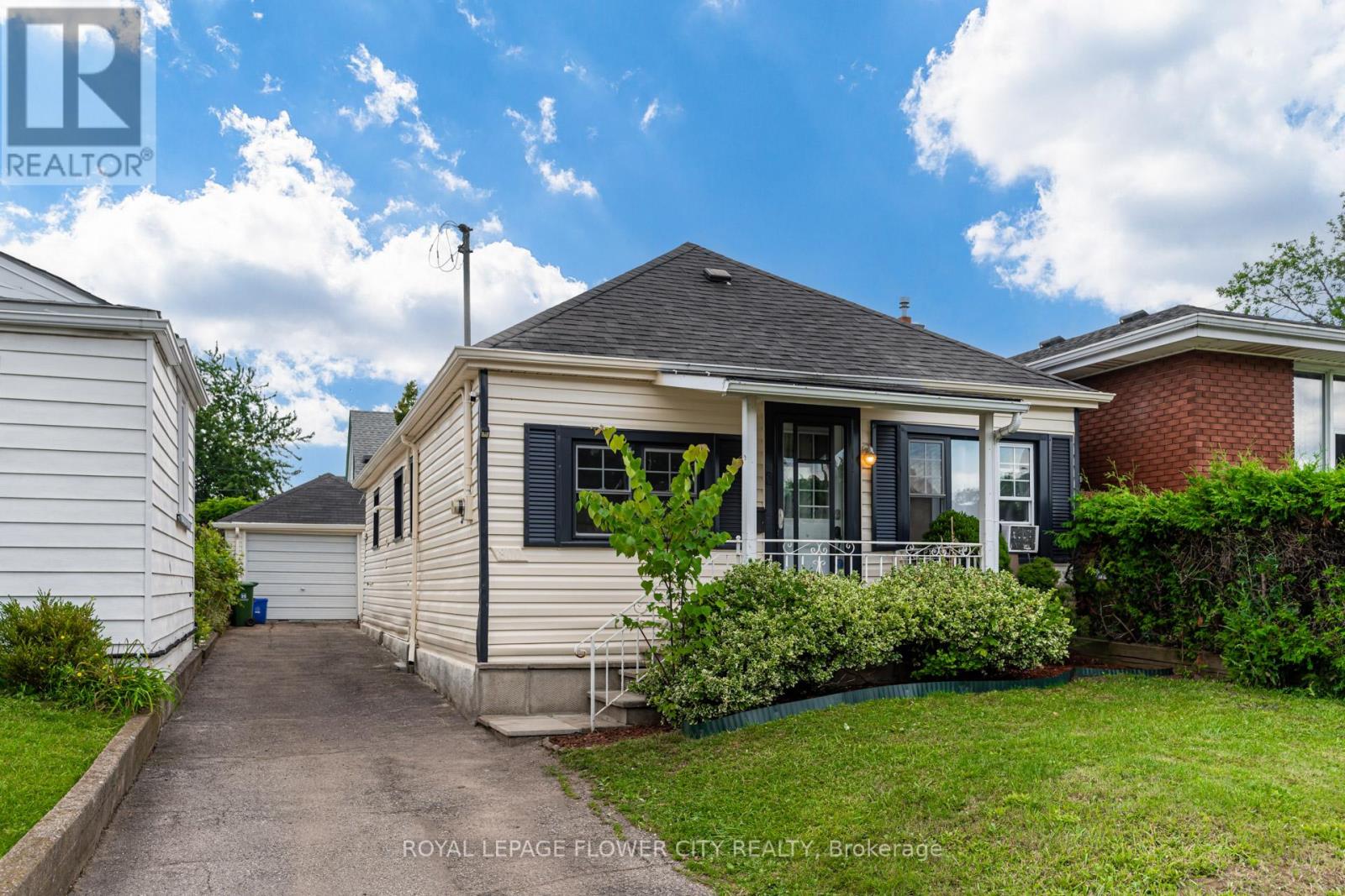 800 Roxborough Avenue, Hamilton, Ontario  L8H 1T2 - Photo 2 - X12121154
