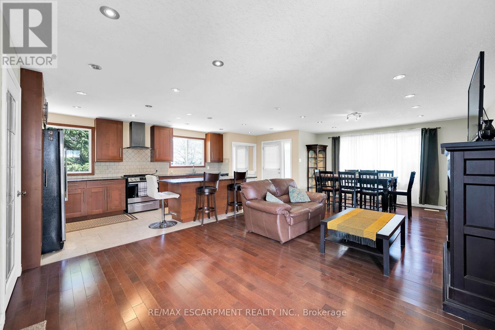 2 Par Place, Hamilton, Ontario  L8K 5V9 - Photo 3 - X12121256