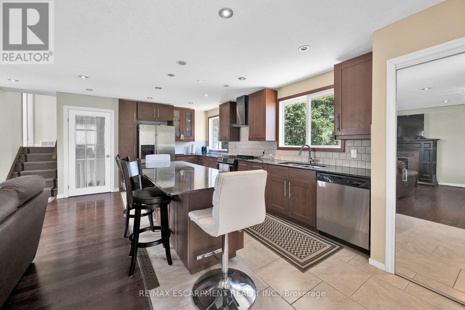 2 Par Place, Hamilton, Ontario  L8K 5V9 - Photo 4 - X12121256