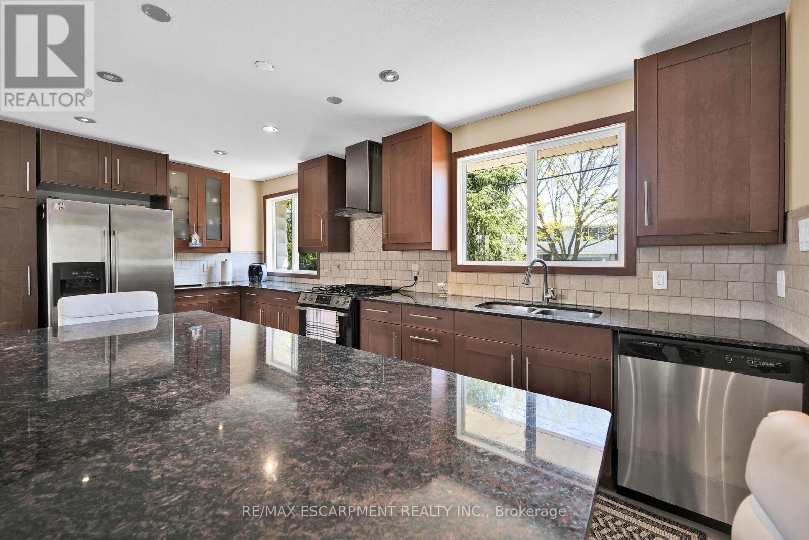 2 Par Place, Hamilton, Ontario  L8K 5V9 - Photo 5 - X12121256
