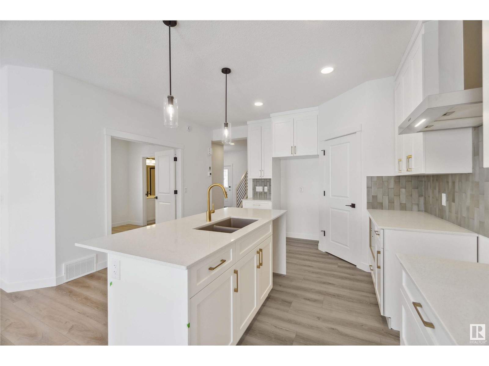 Property at 24 SPRINGBROOK WD image 2