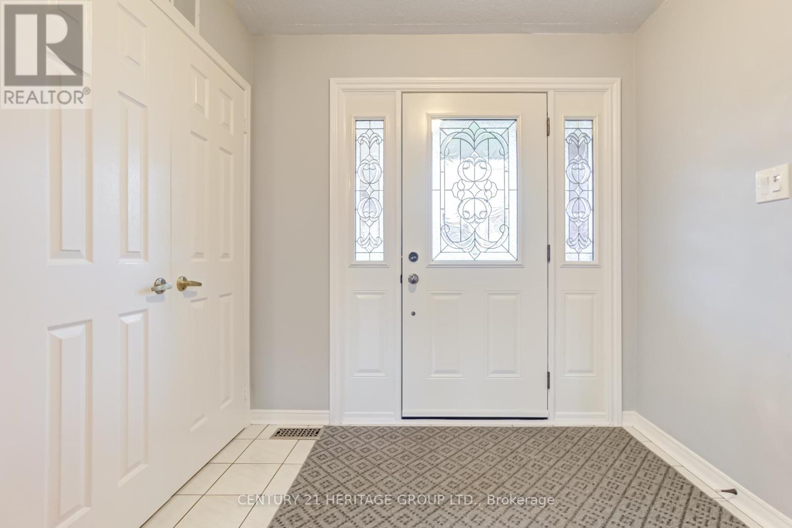 303 Alex Doner Drive, Newmarket (Glenway Estates), Ontario  L3X 1G5 - Photo 5 - N12121106