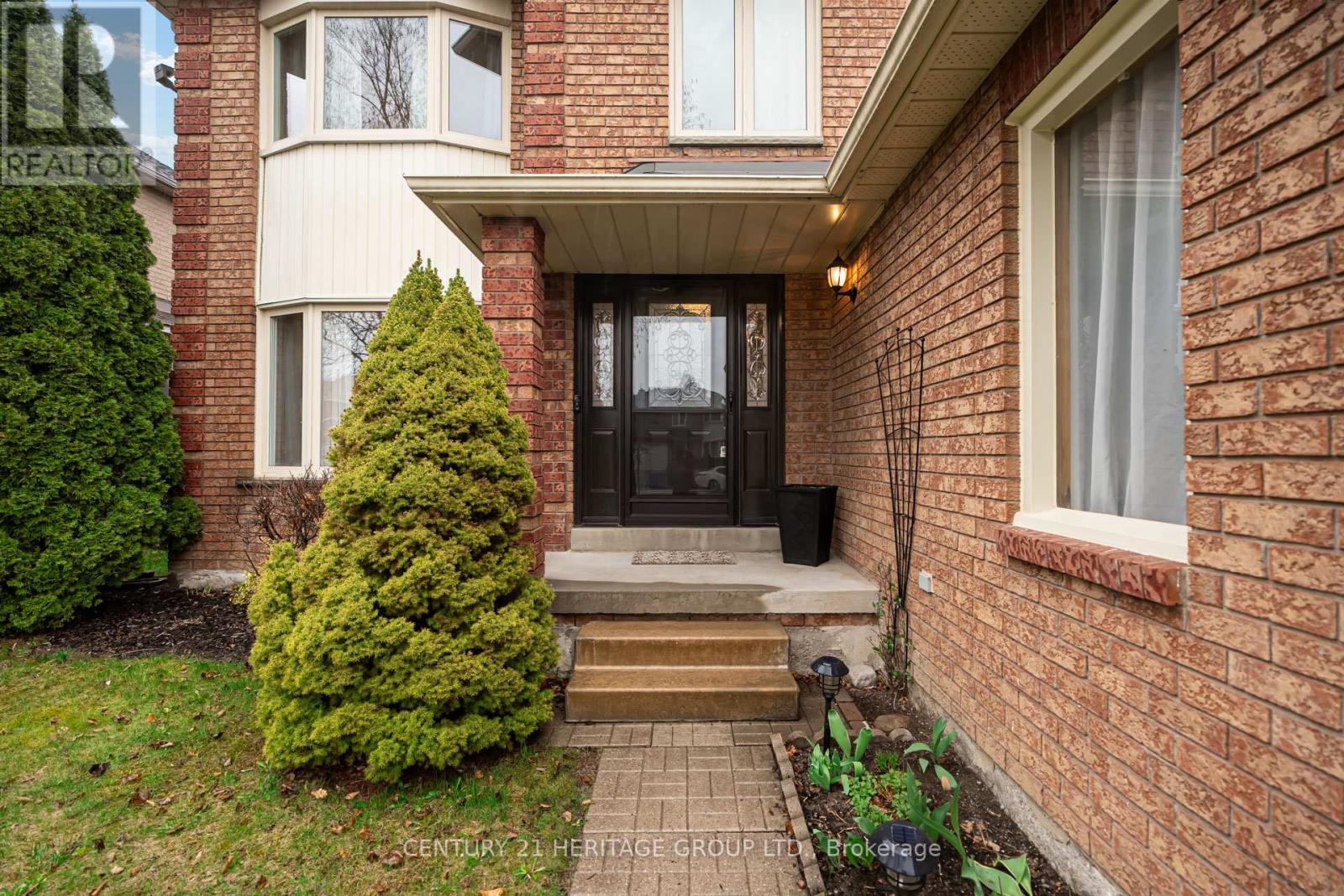 303 Alex Doner Drive, Newmarket (Glenway Estates), Ontario  L3X 1G5 - Photo 4 - N12121106
