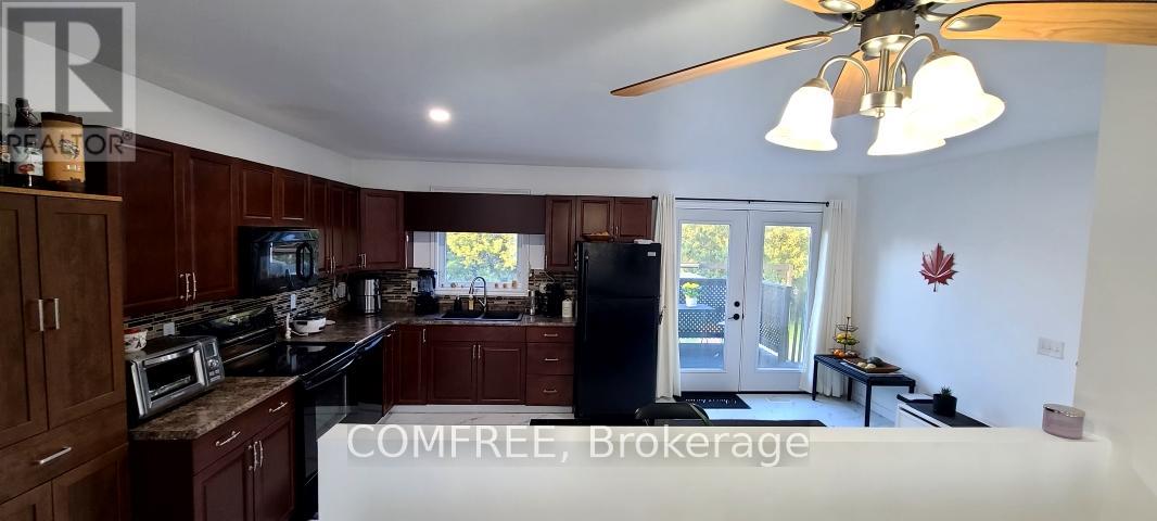 14 Wellington Avenue, Southwest Middlesex, Ontario  N0L 1A0 - Photo 11 - X12121339