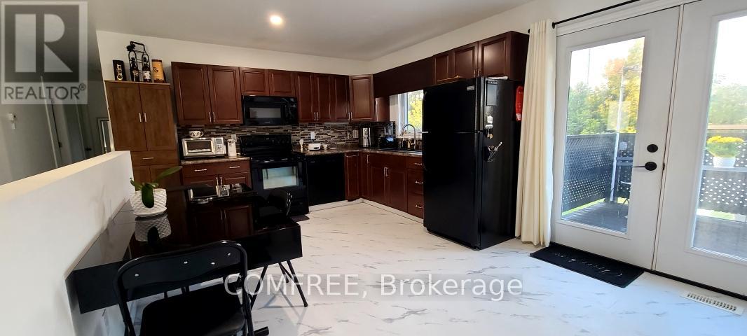 14 Wellington Avenue, Southwest Middlesex, Ontario  N0L 1A0 - Photo 15 - X12121339