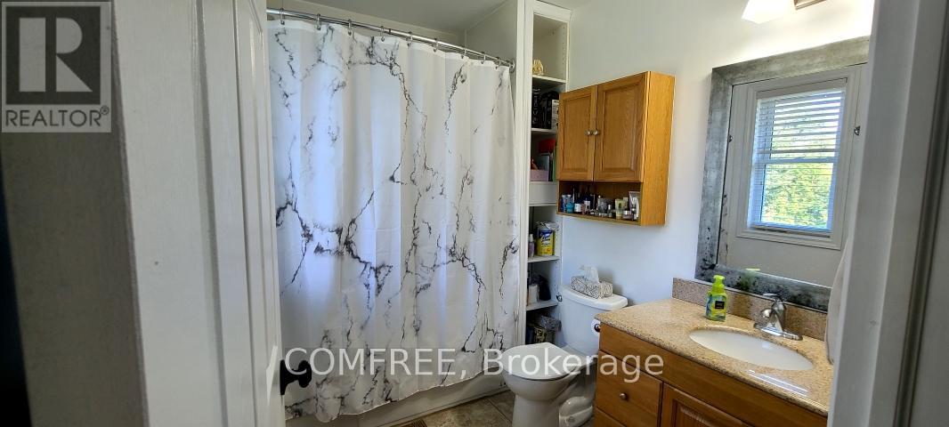 14 Wellington Avenue, Southwest Middlesex, Ontario  N0L 1A0 - Photo 17 - X12121339