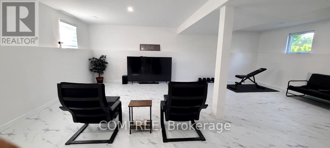 14 Wellington Avenue, Southwest Middlesex, Ontario  N0L 1A0 - Photo 22 - X12121339