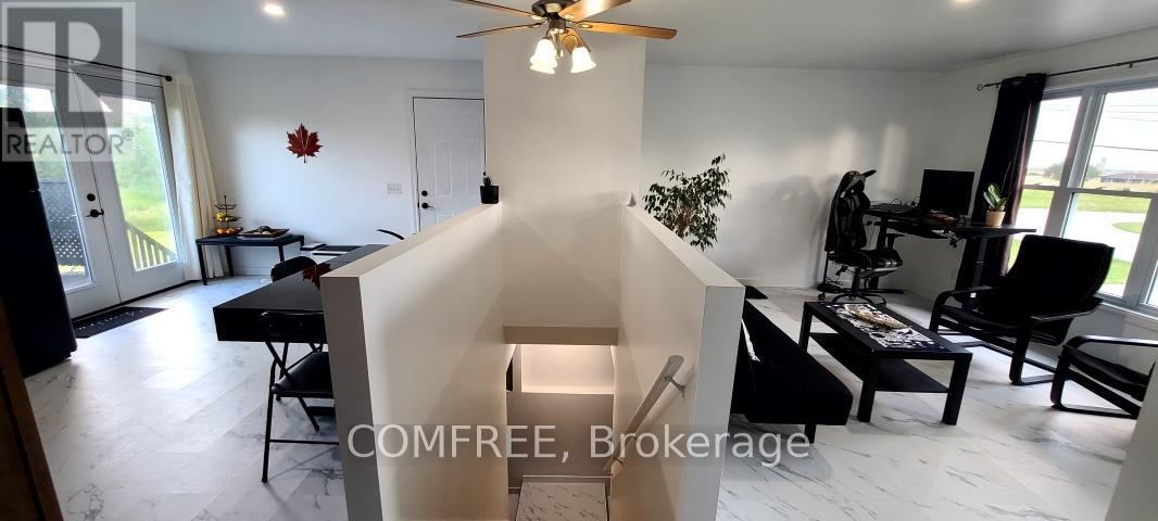 14 Wellington Avenue, Southwest Middlesex, Ontario  N0L 1A0 - Photo 8 - X12121339