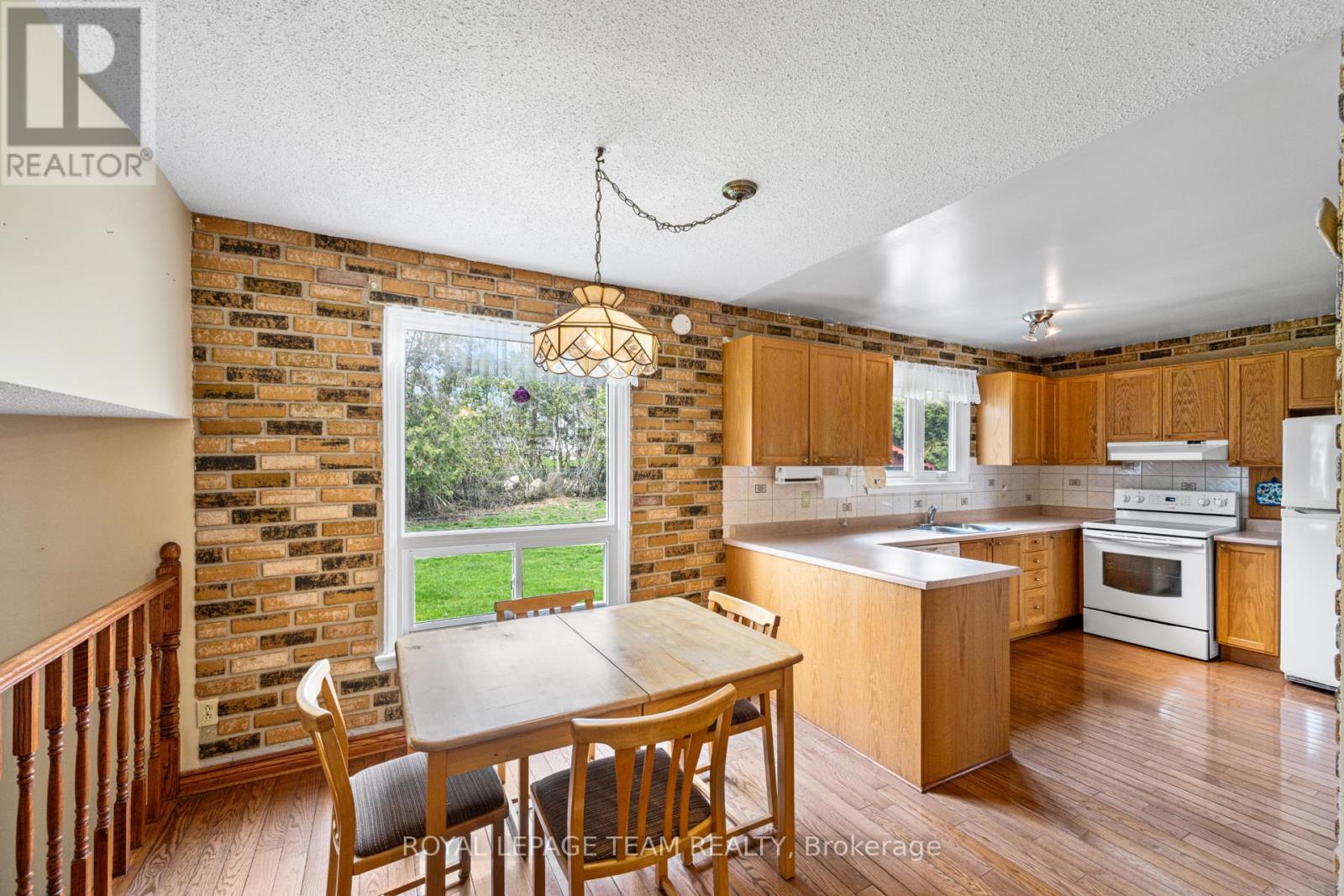 19 Parklane Court, Ottawa, Ontario  K1B 3H3 - Photo 4 - X12121359