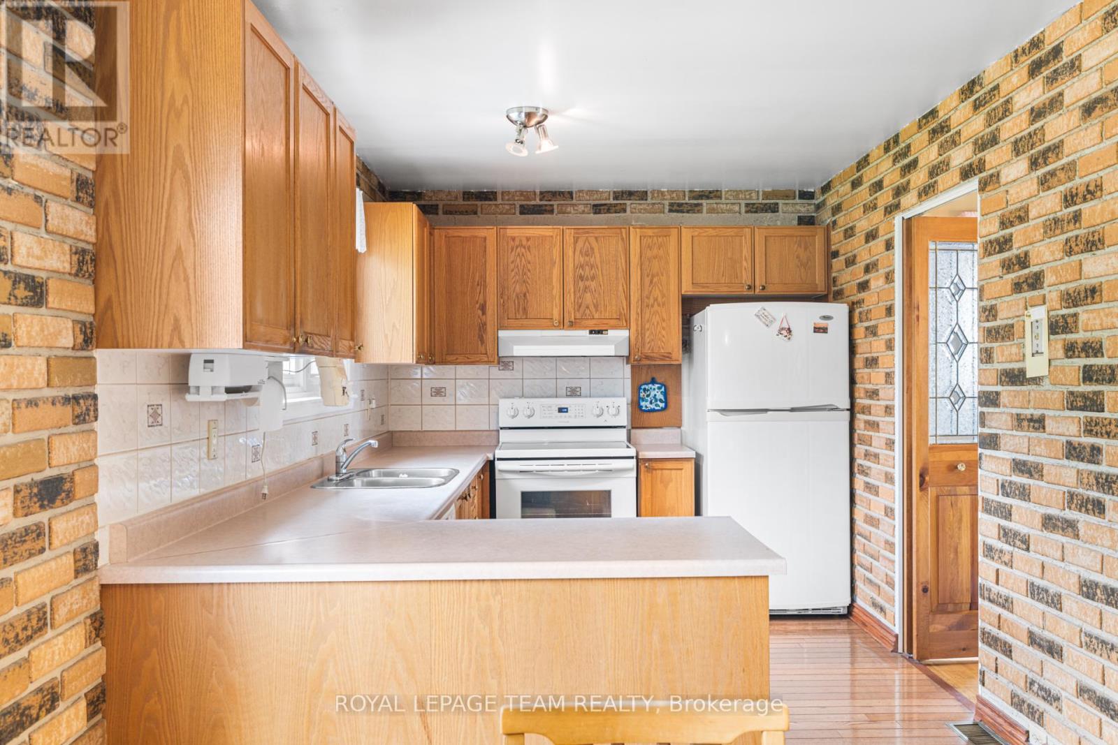 19 Parklane Court, Ottawa, Ontario  K1B 3H3 - Photo 6 - X12121359