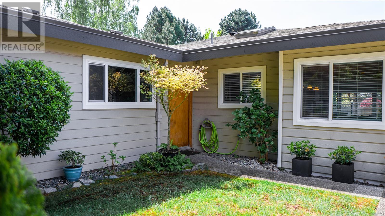 917 2829 Arbutus Rd, Saanich, British Columbia  V8N 5X5 - Photo 40 - 997032