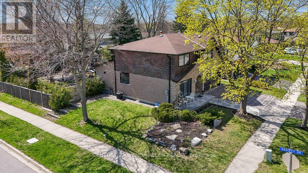 2 Ribblesdale Drive, Whitby, Ontario  L1N 6K6 - Photo 3 - E12121370