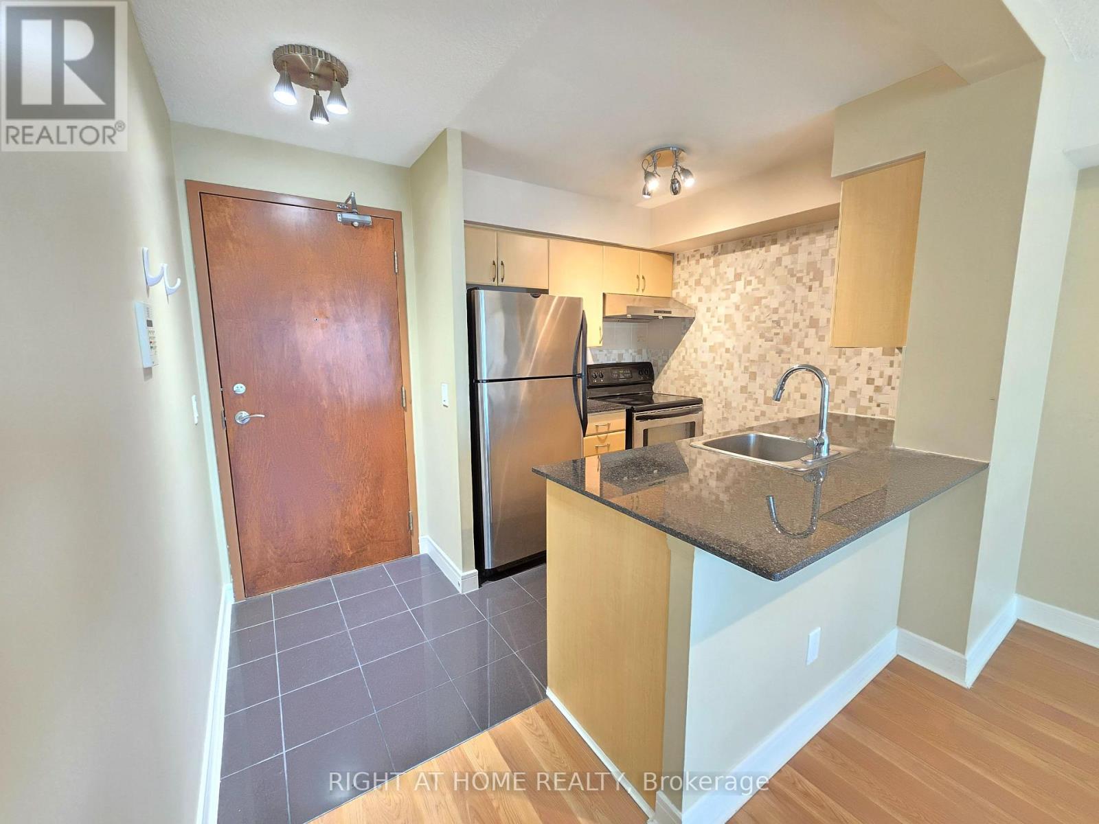 610 - 35 Bales Avenue, Toronto (Willowdale East), Ontario  M2N 7L7 - Photo 3 - C12082228