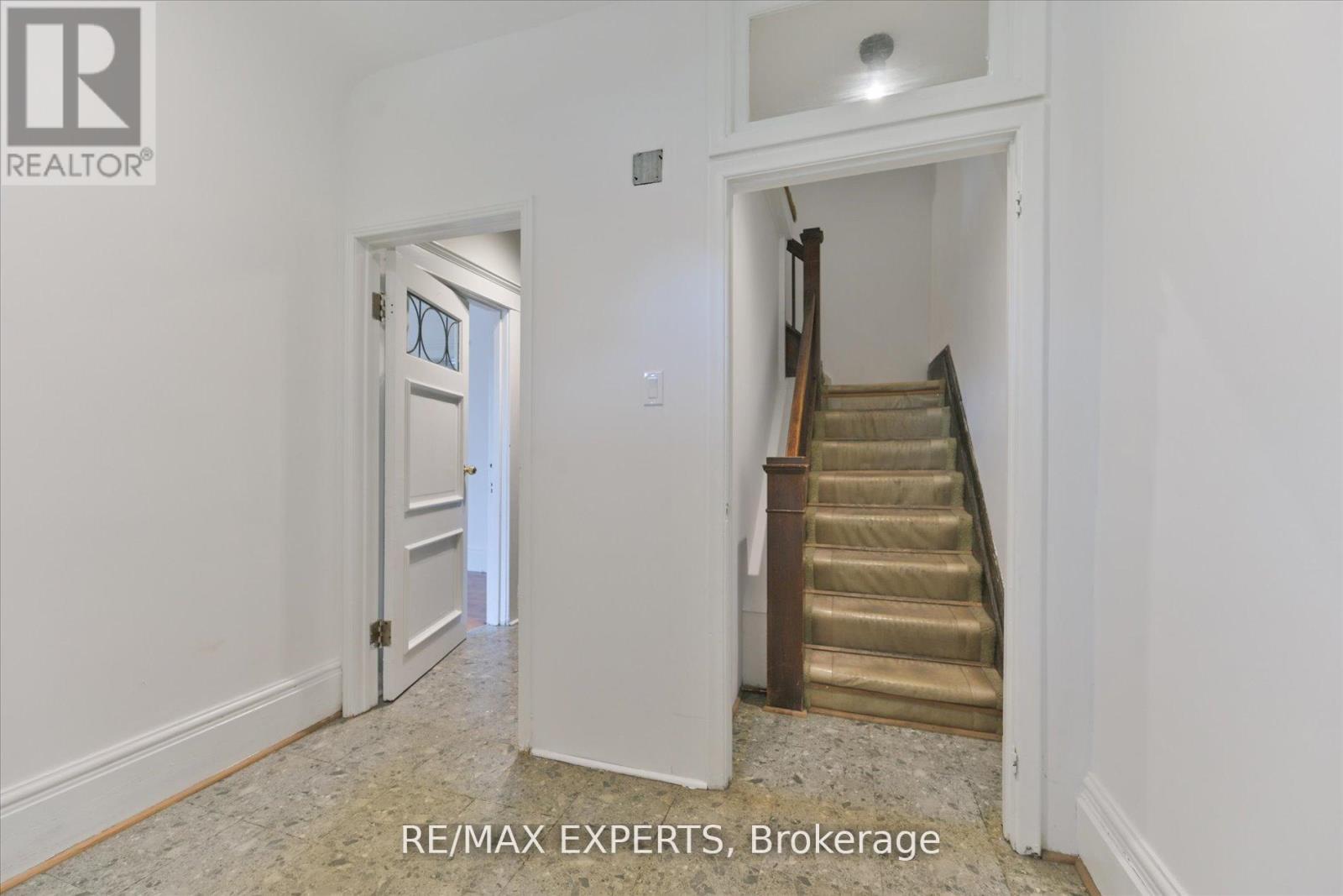 18 Barton Avenue, Toronto, Ontario  M5R 1G8 - Photo 10 - C12121393